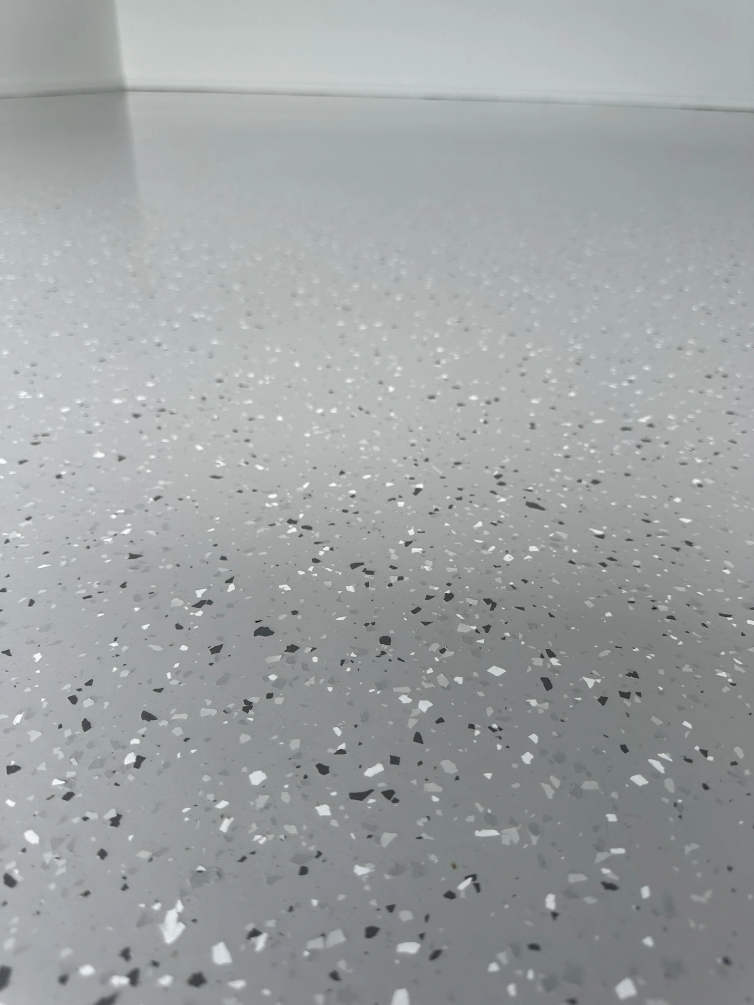 Light flake epoxy with scattered dark chips