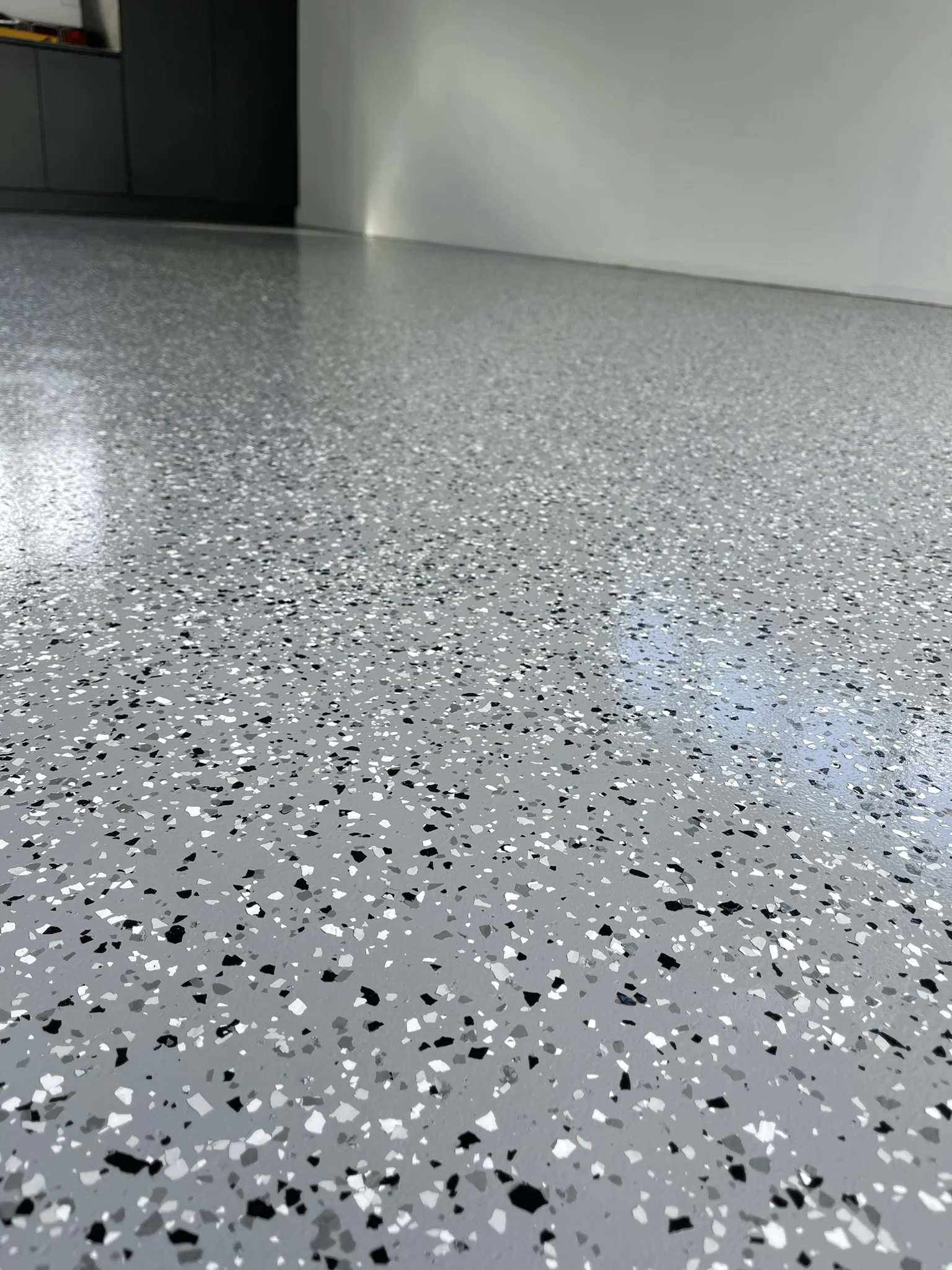 Dense flake epoxy floor in a large garage
