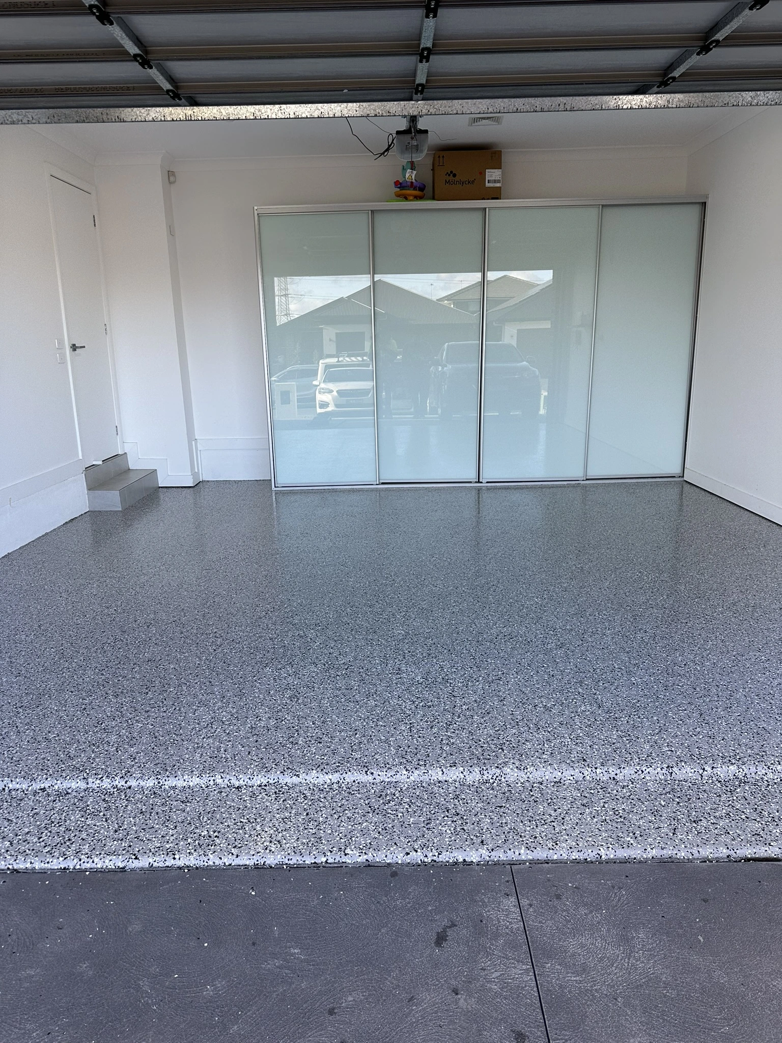 Full-broadcast flake epoxy floor in a garage